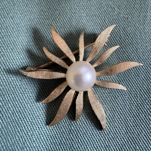14K Gold Vintage Brooch Pearl Flower Floral Pin Sunburst 1" MCM - Picture 3 of 9
